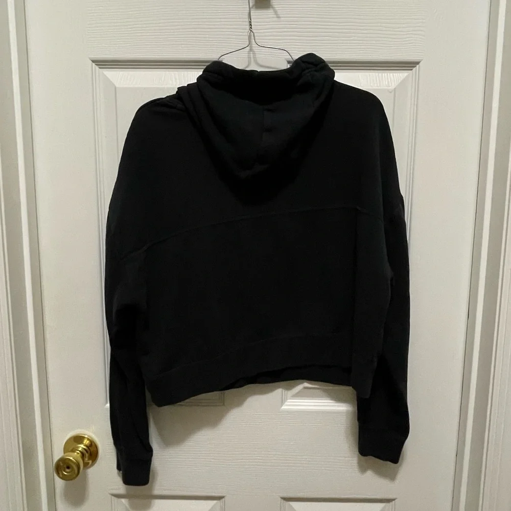 Nike Black Rally Clash cropped Hoodie with Metallic Logo - Picture 3 of 5